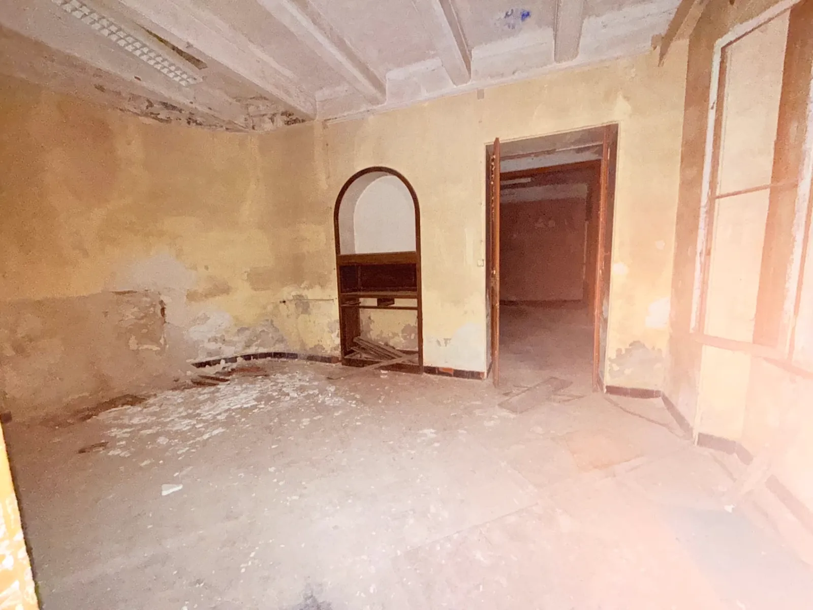 Séjour du lot 0.01 du château Horace Vernet avant restauration, niche en arc et fenêtre d'origine