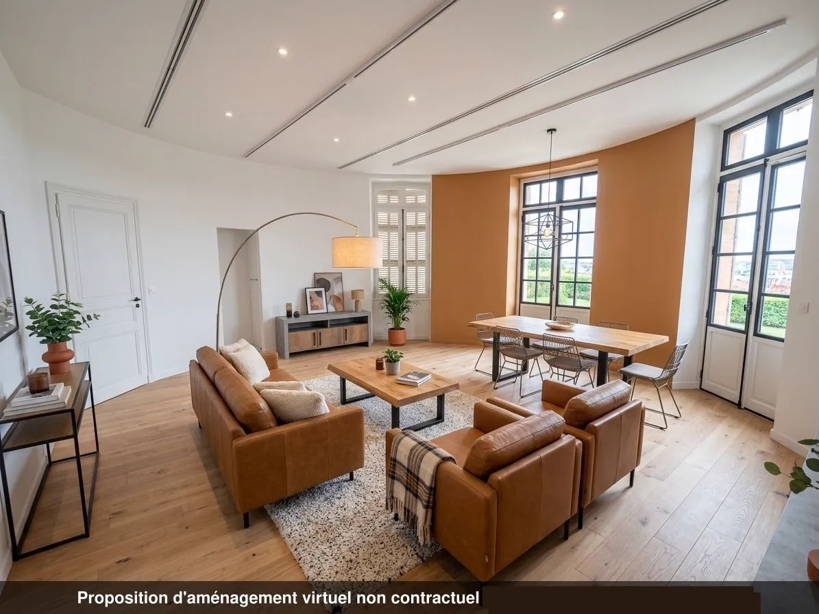 Séjour du lot 1.04 restauré, fauteuils en cuir fauve, menuiseries noires et mur ocre
