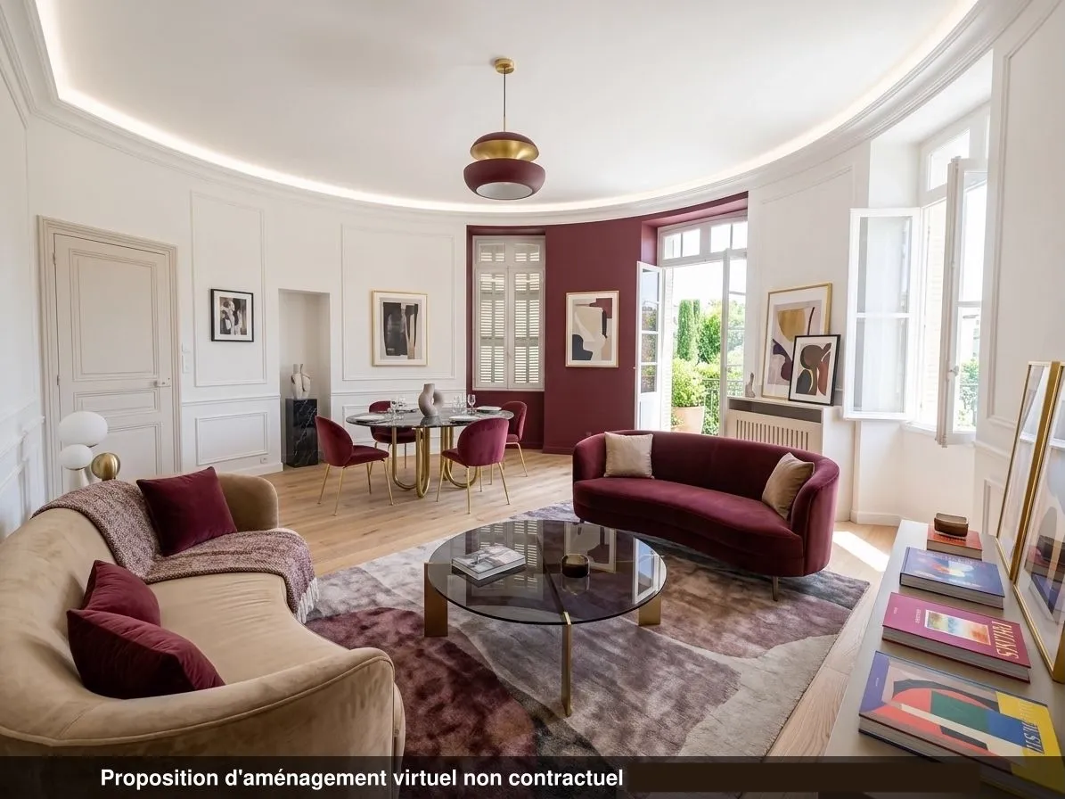 Séjour du lot 1.04 restauré, boiseries moulurées, velours bordeaux et parquet de chêne