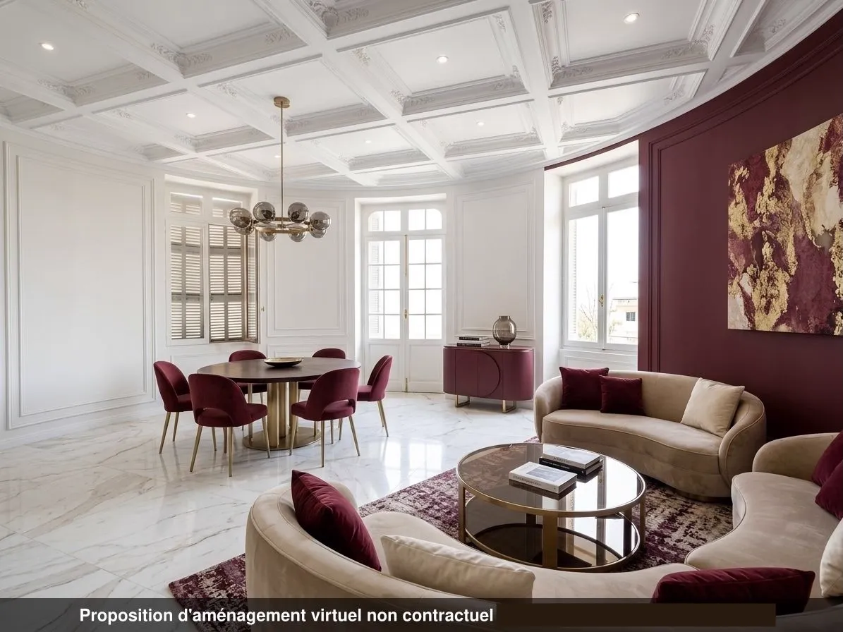 Séjour du lot 1.04 restauré, sol en marbre, plafond à caissons et velours bordeaux