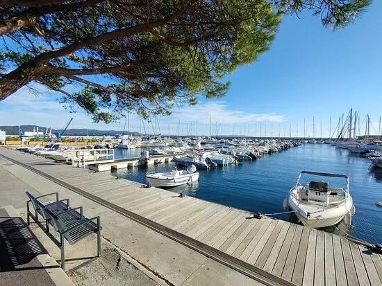 Bateaux amarrés au port de Miramar à La Londe-les-Maures