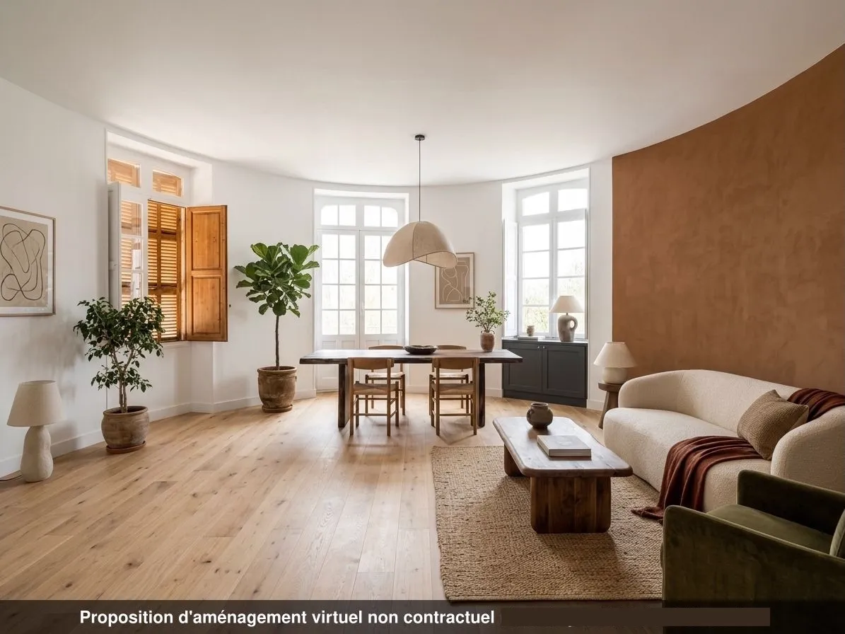 Séjour du lot 1.04 restauré, mur courbe terre cuite, parquet de chêne et mobilier naturel