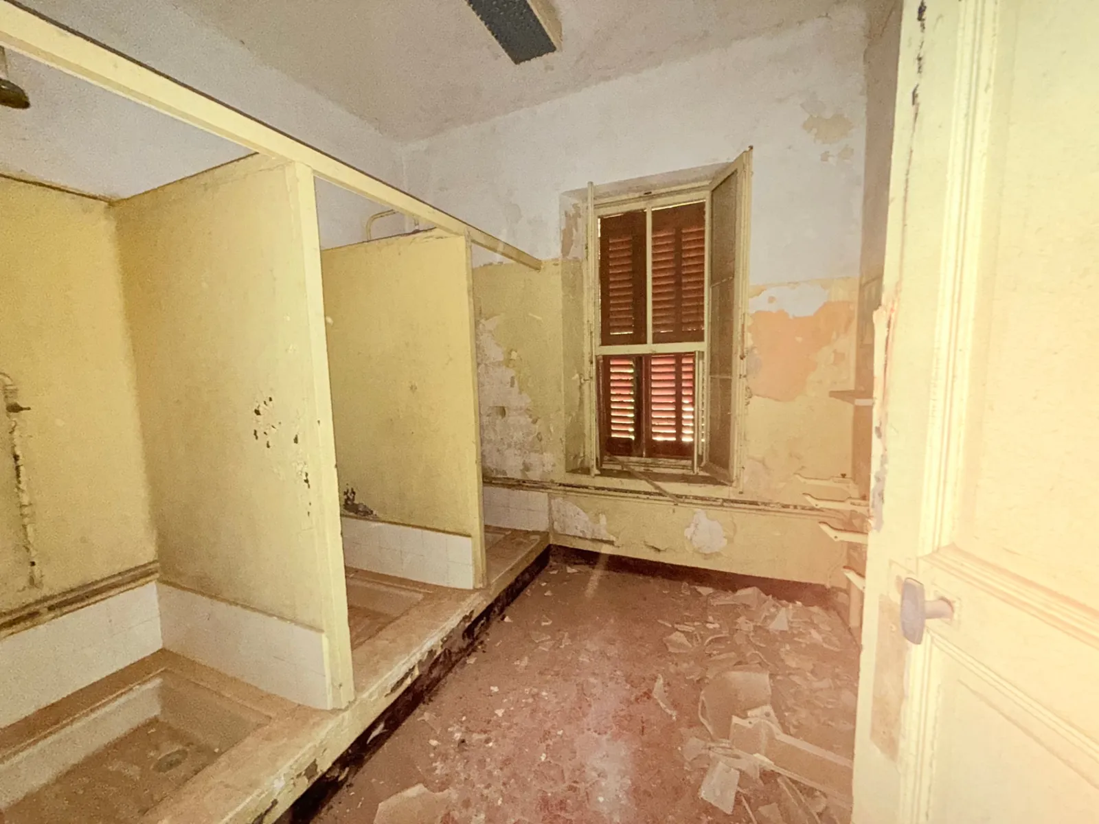 Salon avant travaux — lot 0.03 du Château Horace Vernet