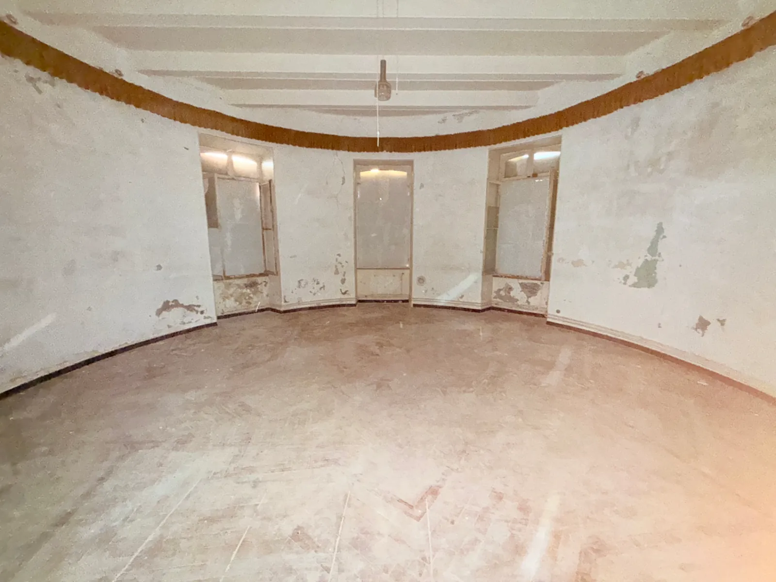 Séjour du lot 0.04 du château des Bormettes avant restauration, autre angle